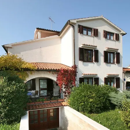 Apartments Ruby * Funtana